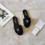橙子出厂价p chanel 香奈儿春夏新款 经典书包扣翻盖平底拖鞋 金属扣菱格凉拖 码数 35-42