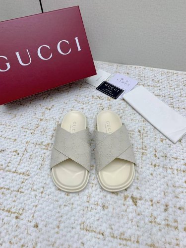 出厂 高版本 Gucci 夏季最新款凉鞋，拖鞋，沙滩鞋 百搭M多裙子 裤子，网红搭配不同颜色袜子穿也超级洋气 Gucci原版牛皮面 双G~Logo Tpu防滑大