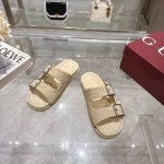 8838-5 卡其 35-42 这款个性十足的鞋履以优质Gg羊皮革匠心打造，集品牌典藏设计与现代优雅格调于一体。这款凉鞋缀饰标志性双G配件，尽显经典魅力与品牌格