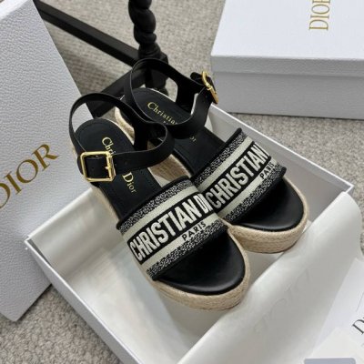 增高款 dior 迪奥 25Ss 夏季高版本新款凉鞋. 简约超级百搭. 上脚完美奢华可任意搭配春夏服饰. 脚感更是舒适 材质原版完美复刻. 原版拆解开模. 面料