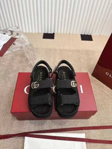 400Gucci 古弛凉鞋 25Ss 春夏新款，这款平底凉鞋采用魔术粘带设计，现代感十足且充满运动气息，带来舒适感受。 这款配饰以黑色和灰色牛仔布匠心打造，鞋面