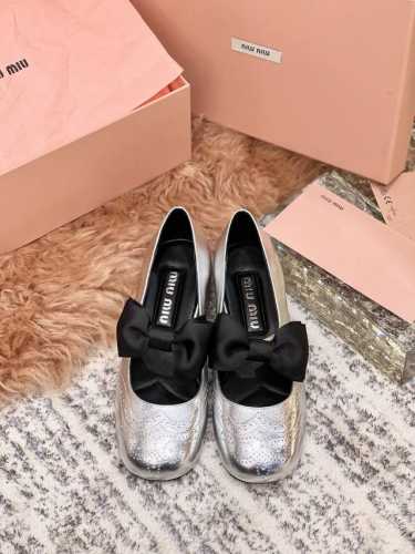 Miu Miu 缪缪 25 早春新品 专柜主打最新走秀款 蝴蝶结复古玛丽珍粗跟单鞋火爆上新！ 缪家高货 顶级工艺打造精品质感 无敌舒适 超高品质的法式小仙女皮鞋