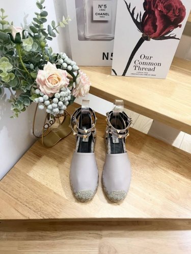 新品 Valentino Garavani 荔枝牛皮系带坡跟凉鞋 金属效果工艺处理铆钉装饰 麻绳包裹坡跟 可调节小牛皮系带 坡跟防水台 意大利制造 -36-41