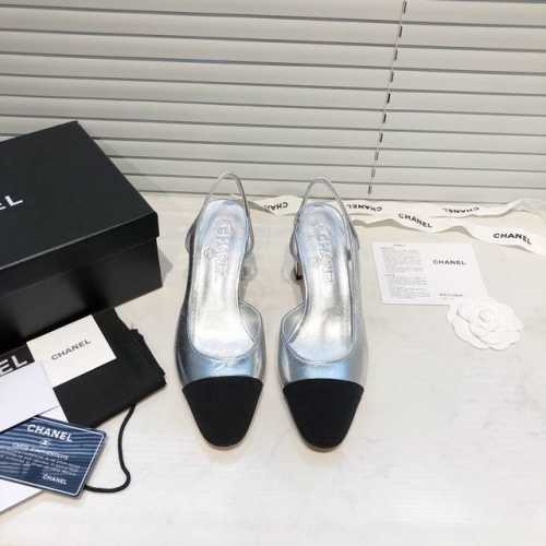 Chane+L 经典slingback 小香后空凉鞋 就像coco香奈儿女士说的：流行稍纵即逝，但风格永存！四这双后空鞋就是香家经典中的经典！双色搭配，简约精致