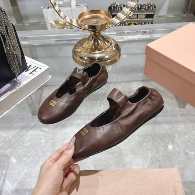 冲量价: Miumiu 缪缪25Ss早春走秀新款一脚蹬懒人弹力玛丽珍芭蕾舞鞋 平底单鞋 官方春夏走秀新款，时髦百搭 即可咸又可甜 一点也不磨脚 无论光脚穿还是搭