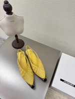 手工编织 后空凉鞋 Jacquemus25Ss尖头几何图案 几何图案 装饰 后空鞋 黄色 个性突出 鲜明格调 手工编织而成 内里 小羊皮 大底 意大利真皮大底