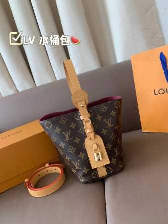 礼盒包装 Lv All In Bb水桶包Lv尤物可以搭配俏皮可爱下次想试试洒脱一点穿搭彩色老花 五彩缤纷的少女心满出来这只包适配乐开了花的心情尺寸：18 *19 - 点击图像关闭