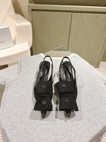拖鞋 单鞋 225 专柜精品走秀款 巴黎世家 Balenca*A 新款真丝布个性衣扣单鞋系列！这款鞋型是淑女尖头单鞋上脚美爆又百搭 Ins爆款 原版购入开模，定