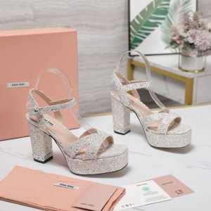 miumiuss最新款 国外供原板开模 跟高10Cm 水台3Cm 原板调楦 脚感线条都非常完美 面料：进口高级丝绸 内里 垫脚：羊皮 颜色六个颜色 大底：真皮大