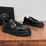 顶级版本Prada 普拉达 Prada新款板鞋来袭！两面开边珠拼接小牛皮鞋面 ，经典金色三角标点缀鞋面，皮料质感满满，彰显独特品味。鞋面材质挺括，光泽度绝佳，无