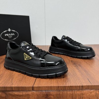 顶级版本Prada 普拉达 Prada新款板鞋来袭！两面开边珠拼接小牛皮鞋面 ，经典金色三角标点缀鞋面，皮料质感满满，彰显独特品味。鞋面材质挺括，光泽度绝佳，无