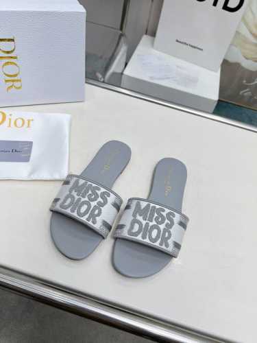 橙子出厂价 迪奥 Miss Dior系列平底拖鞋 字母刺绣logo拼色一字拖鞋 经典上乘美艳力作 dior专柜最火春夏系列 兼备气质 时尚 经典耐看的设计风格
