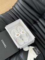 高版本Chanel 经典一字带凉鞋 每年春夏的爆款，不断增加新色。意大利进口小羊皮，原版五金扣，羊皮垫脚，皮革大底！ Size:35-39 34.40.41定