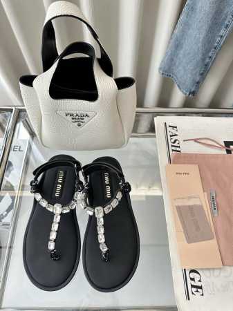顶级品质 * Riviere棉绳夹趾凉鞋 原版购入代购级别 -宝石款 材质与工艺 原版织物 牛皮革面料 鞋面饰有宝石装饰 鞋垫与鞋跟饰有丝印徽标 星星图案纹路橡 - 点击图像关闭