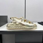 2025春夏最新面料 专柜主推魔术贴沙滩凉鞋新色系列上新 ★★★★★ 众多明星网红上脚，国内外博主刷爆的一个百搭系列，春夏衣橱搭配必备 凉鞋首选. 鞋面：进口羊