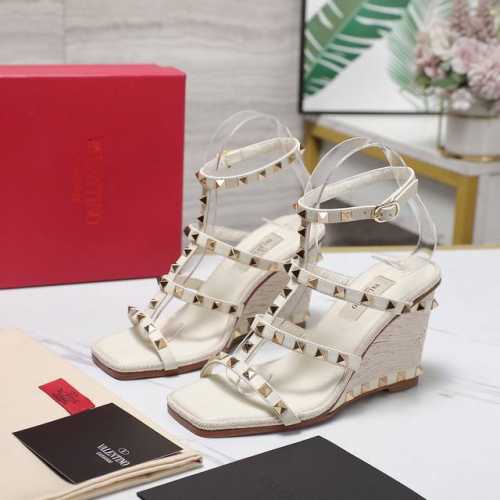 顶级代购版本2025 Valentino 华伦天奴重工艺拉菲草刺绣编织工艺 四条带铆钉坡跟凉鞋！原版购入1:1顶级复刻！精致的楦型设计，侧身弧线完美！精选意大利