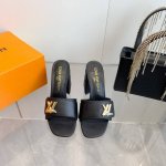 冲量价: P340Lv 路易威登 223 早春新款 顶级版本 专柜主打最新款 方头凉拖硬货上新 代购级别！高级感十足！国内外博主刷爆的一款，复古又时髦 上脚美炸
