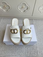 dior迪奥Dway Cd扣草编厚底坡跟凉鞋 这款 Dway 厚底凉拖时尚休闲 富有辨识度 10Cm麻绳编鞋底运用传统工艺手工制作而成 材料与工艺 进口小牛皮