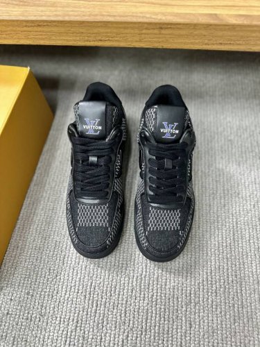 Lv 路易威登、高端奢品，官网专柜同步、经典休闲鞋，鞋面：进口原版彩色面料材质打造，鞋舌饰有lv字母，搭配原版大底。舒适耐穿，做工精细、实物拍摄 Size：39