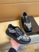 芬迪 顶级代购男士休闲鞋专柜同步发售。鞋底：原厂特供原版底，独家活动成型底超级舒适，原厂跟单货搭配制作，羊里细节决定品质、我们只为用心做好鞋，可随意进出专柜，欢