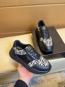 芬迪 顶级代购男士休闲鞋专柜同步发售。鞋底：原厂特供原版底，独家活动成型底超级舒适，原厂跟单货搭配制作，羊里细节决定品质、我们只为用心做好鞋，可随意进出专柜，欢