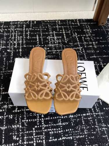 代购级 Loewe 罗意威 25Ss 春夏新品 拖鞋 疯狂种草简约设计感觉更干净优雅 让你念念不忘 颜色也很耐看漂亮，上脚瞬间气质十足气场，简直无敌帅气有型 鞋