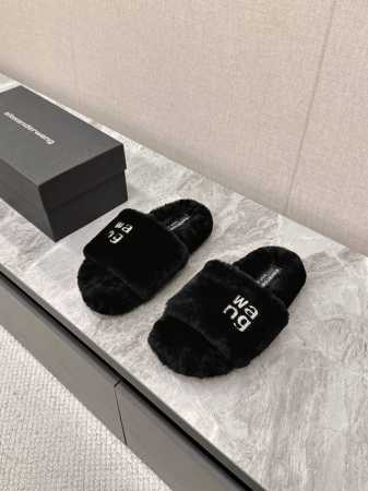 Alexander wang 亚历山大王羊毛拖鞋 太好看了～很难不爱！ BLING BLING秋冬毛毛拖 露腿神器，没有比大王更懂女人心了 要闪更要美 搭配袜子 - 点击图像关闭