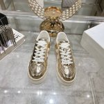 出厂 24新款Dior迪奥新款松糕鞋厚底休闲鞋 这款Dior Star运动鞋延续经久不衰的轮廓，采用牛皮革精心制作，所以上脚会特别的舒服哦 饰以同色调绒面革镶片