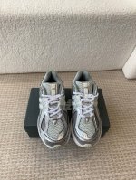运动鞋码 New Balance ML1906 D 情侣款复古跑鞋！ 采用双密度内侧鞋底，ACTEVAlite中底，轻便的透气网面鞋面 前脚掌ABZORB，并在