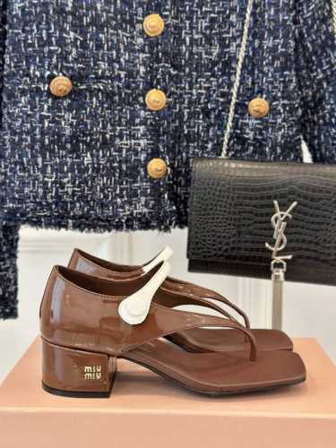 厂价 MIU MIU 25S早春新品 走秀粗跟夹脚凉鞋 穿脱方便