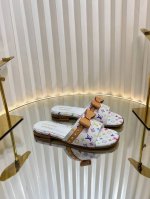 顶级版本LV 驴家 太好看了很少做Lv家的单品 但是这双小猫跟我真的是没法拒绝啊！原版购入 用心开发 鞋跟都是开模定制 老花单宁色搭配的棕色皮质，也太出彩了！刚