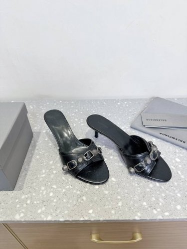 铁扣 Balenciaga 巴黎世家 25Ss春夏新款 金属 铆钉 拖鞋 这双Cagole拖鞋鞋型是淑女拖鞋上面的铆钉又超级朋克街头简直太别致了 Ins爆款 鞋