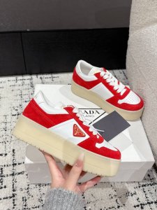 Prada 普拉达 25 最新Downtown Bold系列 厚底 三角标 休闲 小白鞋运动风设计搭配精致细节。采用穿孔皮革打造，个性的厚底呈现别具一格的现代风