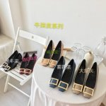 Rogervivie R V女鞋鞋Trompett粗跟方扣女鞋. 本款单鞋百搭舒适.搭配金属方扣. 经典而不失创新. 倾斜的鞋跟为Trmpette增添无穷魅力.