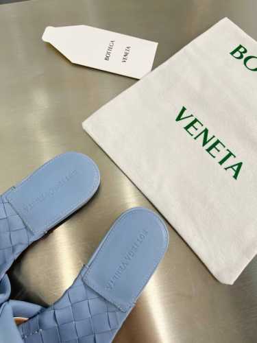 Bv 葆蝶家 春夏 平底大编织拖鞋 淡蓝色 编织设计元素 堪称Bv家族设计基因 鞋面采用手工编织 搭配内胆舒适设计 设计感十足 一款彰显个性 潮流神级单品 所有