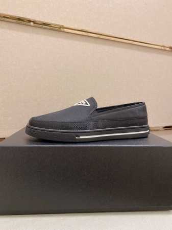 工厂价 顶级版本 高品质 新款prada 普拉达 专柜同步上市， 新款男鞋、面料精选进口面料滴胶工艺。内里:牛皮内里。高端开模防滑橡胶大底，精美线条、简约大气， - 点击图像关闭