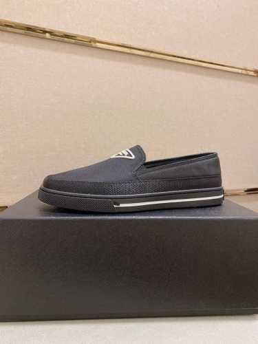 工厂价 顶级版本 高品质 新款prada 普拉达 专柜同步上市， 新款男鞋、面料精选进口面料滴胶工艺。内里:牛皮内里。高端开模防滑橡胶大底，精美线条、简约大气，