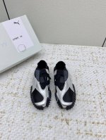 出厂 高版本 彪马 Puma 的最新联名 25Vs春夏爆款系列 拼色休闲芭蕾舞鞋 这双Puma Mostro Power & Grace，简直是春日穿搭的“氛围