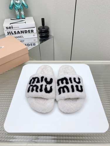 橙子出厂价 MiuMiu 缪缪 2024秋冬新款毛毛拖鞋 可甜可盐的喵喵女孩 质感的毛毛给这款增添不少少女心。 原版 1：1开发，各大明星 网红的热爱款 ， 原