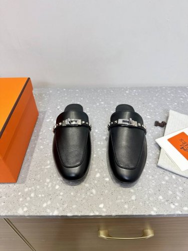 配飞机盒包装 Hermes 爱马仕 25Ss春夏新款 钮钉款 Kelly扣 穆勒 半拖 毋庸置疑是奢侈品中的翘楚 每个单品出来都是非常深入人心 这款单鞋 在这个
