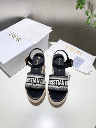 爆款爆款 dior 迪奥 25Ss 夏季高版本新款凉鞋. 简约超级百搭. 上脚完美奢华可任意搭配春夏服饰. 脚感更是舒适 材质原版完美复刻. 原版拆解开模. 面