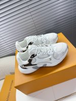 lv L家 驴牌 最新款Olympia系列 情侣款运动鞋 跑鞋~~ lv Olympia 运动鞋融合网格面料与金属质感合成皮革等科技面料 以利落简约设计重绎经典