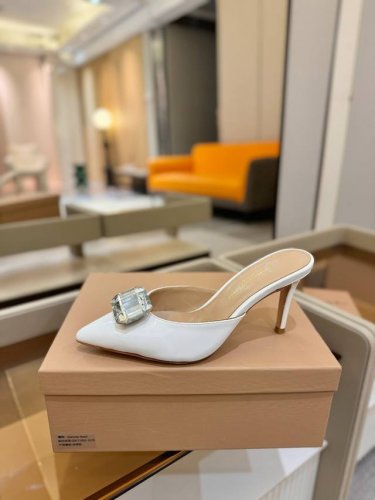 价格P： Gianvito Rossi 2025新款拖鞋 原版开发 顶级版本 代购品质 一双超美的大宝石搭配真丝尖头高跟拖鞋。大宝石在鞋面上闪耀，仿佛把银河踩在