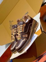 2054新款新品上市 LOUIS VUITTON 新款 男款 充满未来感的运动鞋以弹力十足的拱形外底搭配醒目的大尺寸鞋舌logo与低帮构造，突显细腻的情侣风格。