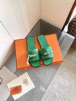 Herm S 新款Giulia凉鞋 原版定制面料 正品一致工艺 全手工制作 这款平底Kelly扣凉鞋 今年专柜新款设计简约流畅 柔美有型 形体纤瘦修长 上脚显瘦
