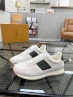 T 顶级代购 托 炸街男神新品来袭，超人气爆款专柜新款，原厂配置意大利进口牛皮搭配网布面料，高品质复杂拼接工艺，经典的外观搭配气垫新底更加潮达人，进口牛皮内里垫