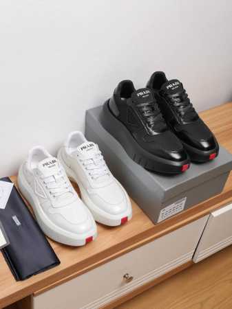 PRADA 普拉达 男鞋高端品牌 官网1：1最新力作：鞋面采用意大利进口头层牛皮搭配舒适透气内里原版防滑耐磨大底制作，让行走更加便捷舒适！独家新款，惊世之作，与 - 点击图像关闭