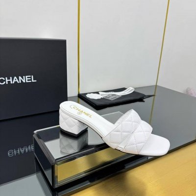 小香 春夏新品 专柜新款凉鞋电绣凌格永不褪去的经典元素 展现与众不同的穿搭风格美到无话可说 夏季必入款 鞋面：进口羊皮 针织面料 内里：混种羊皮 跟高：5Cm