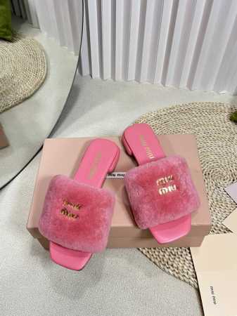 Miumiu 缪缪新款拖鞋 高品质闭眼入！超好穿搭，采用毛绒鞋面，人工一体裁剪，羊皮垫脚内里更加柔软舒服， 小字母五金mlu Mlu 原版真皮大底，约1.5Cm - 点击图像关闭