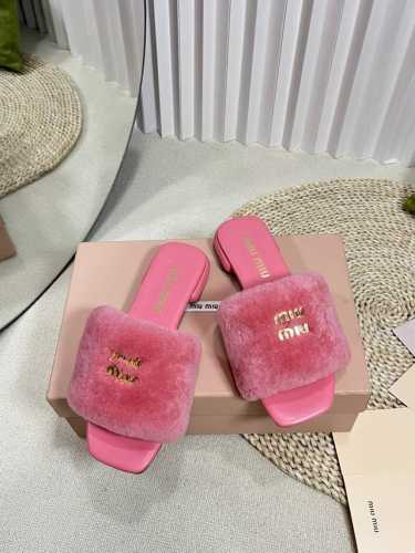 Miumiu 缪缪新款拖鞋 高品质闭眼入！超好穿搭，采用毛绒鞋面，人工一体裁剪，羊皮垫脚内里更加柔软舒服， 小字母五金mlu Mlu 原版真皮大底，约1.5Cm